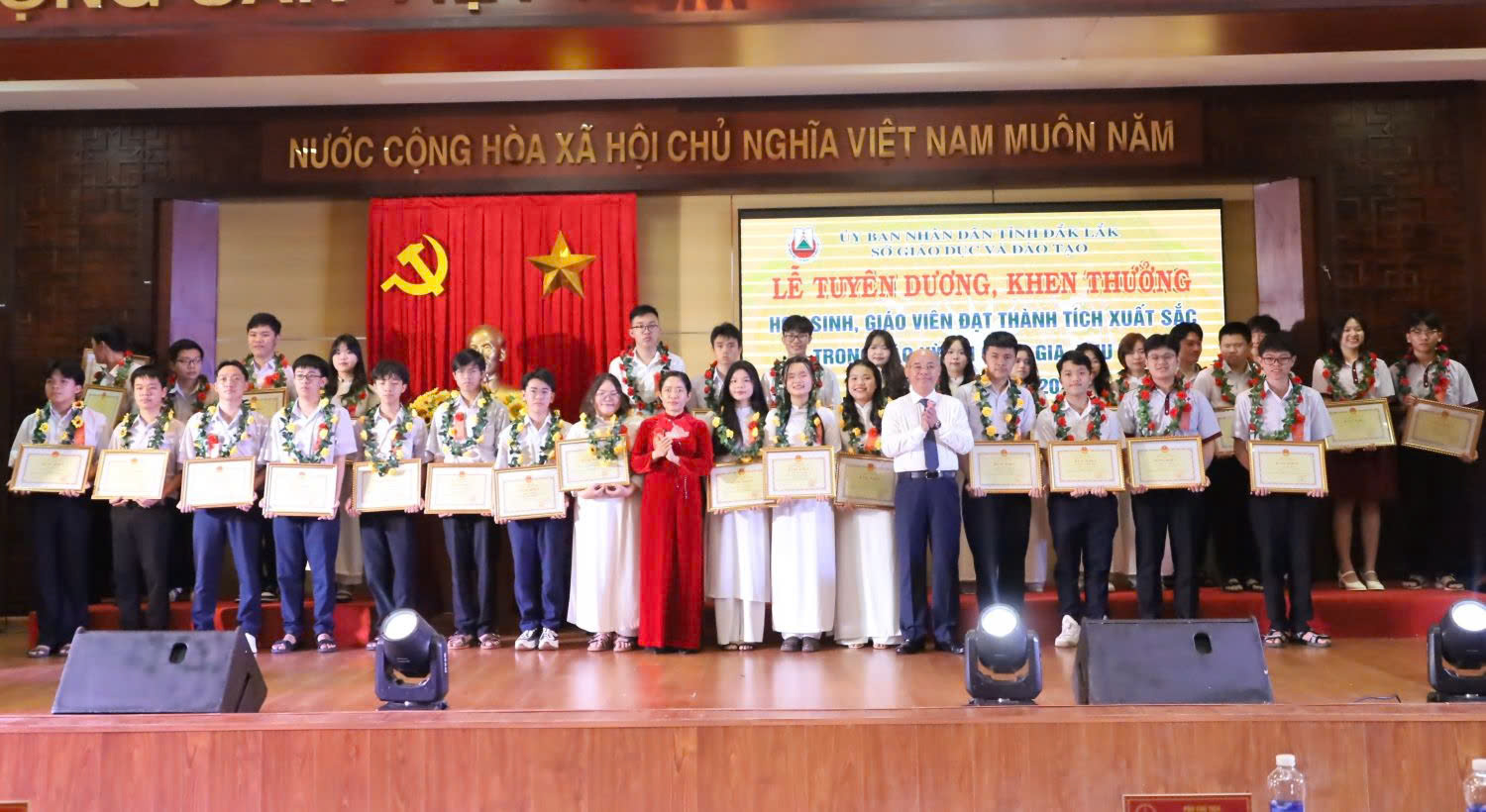 Đắk Lắk tuyên dương học sinh, giáo viên đạt thành tích xuất sắc trong các kỳ thi quốc gia, khu vực năm học 2024 - 2025